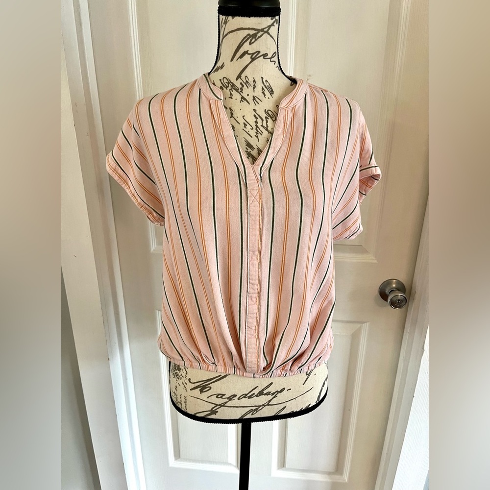Universal Thread Pink Striped Sleeveless top, v-neck size extra small XS, EUC